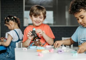 Manfaat Bermain Clay atau Lilin untuk Kreativitas Jari: Mengembangkan Potensi Anak Sejak Dini