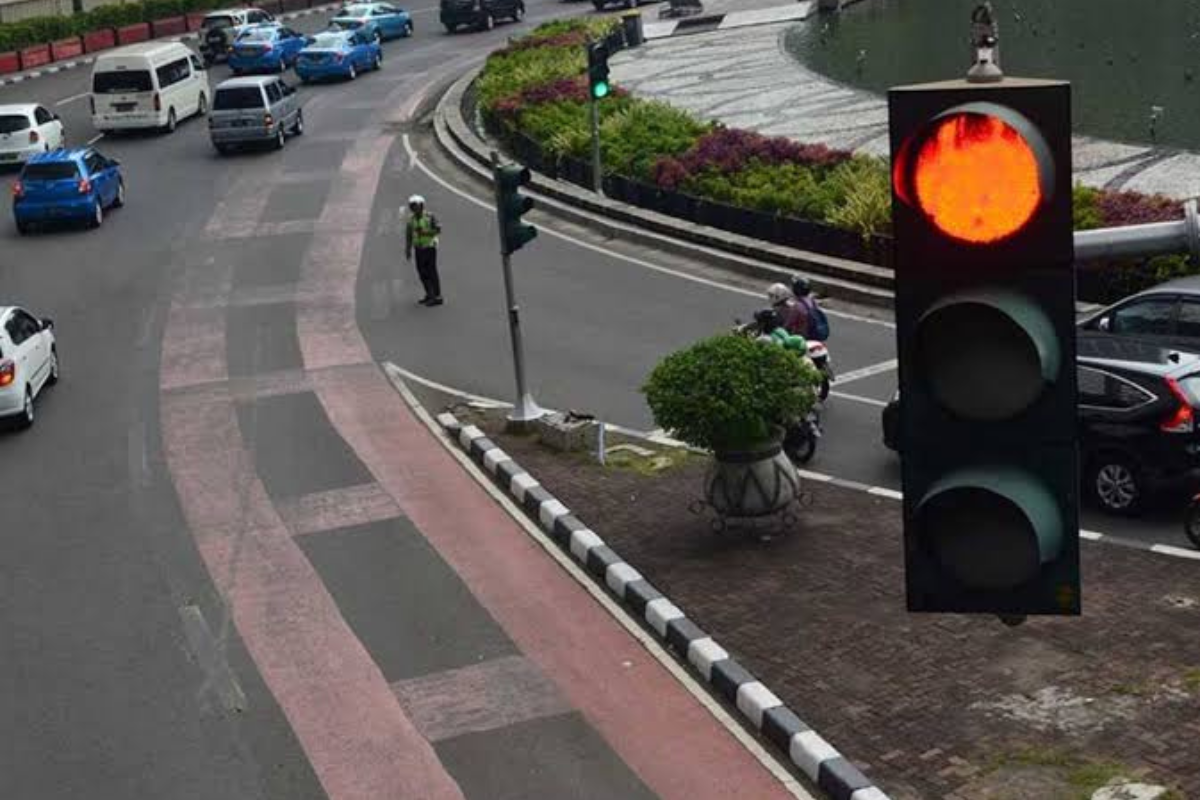 Pentingnya Menjaga Jarak Aman Berhenti Di Lampu Merah Kunci Keselamatan Di Jalan Raya
